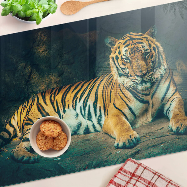Edzett üveg vágódeszka Egy tigris fekszik a sziklákon
