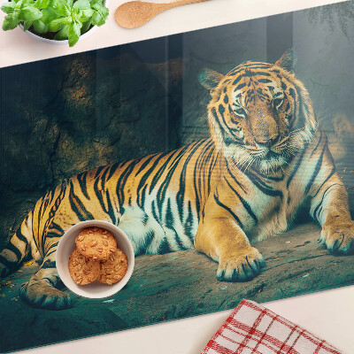Edzett üveg vágódeszka Egy tigris fekszik a sziklákon