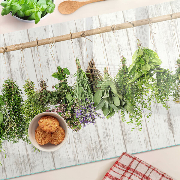 Edzett üveg vágódeszka Gyógynövények fa háttéren
