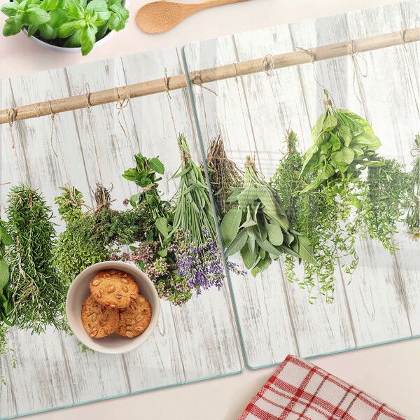 Edzett üveg vágódeszka Gyógynövények fa háttéren