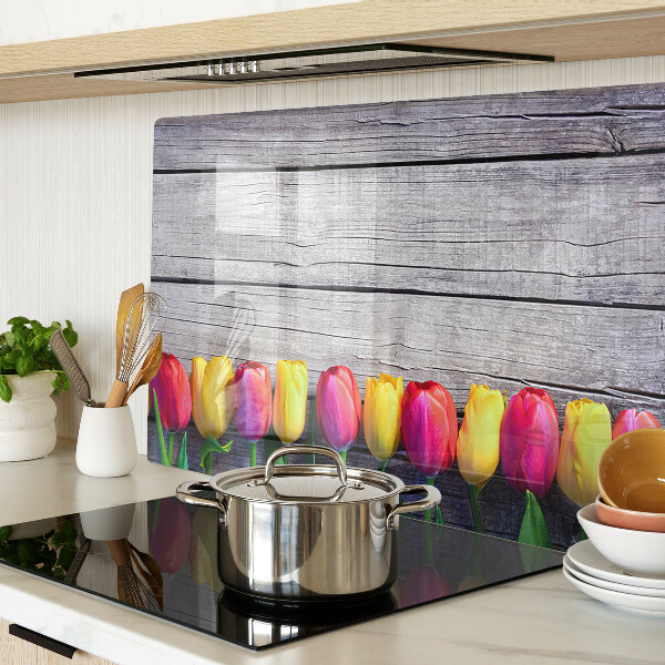 Üveg vágódeszka Tulipánok fa háttéren