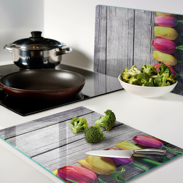 Üveg vágódeszka Tulipánok fa háttéren