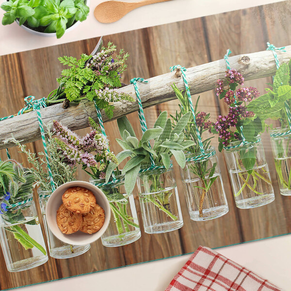 Üveg vágódeszka Gyógynövények üvegekben, fából készült háttéren