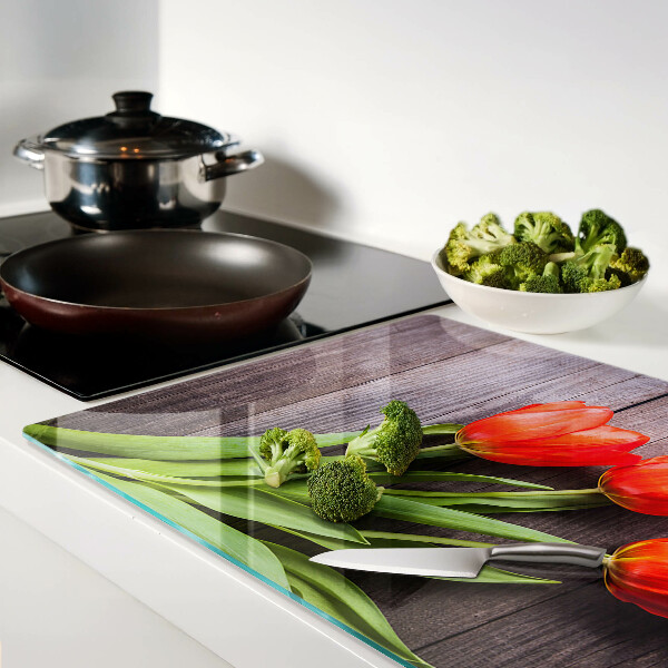 Üveg vágódeszka Tulipánok fa háttéren