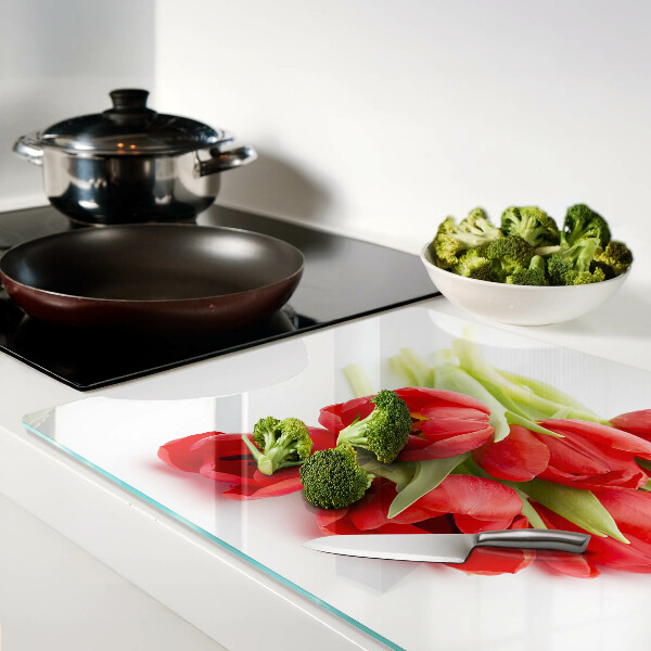 Üveg vágódeszka fényképpel Piros tulipánok fehér alapon