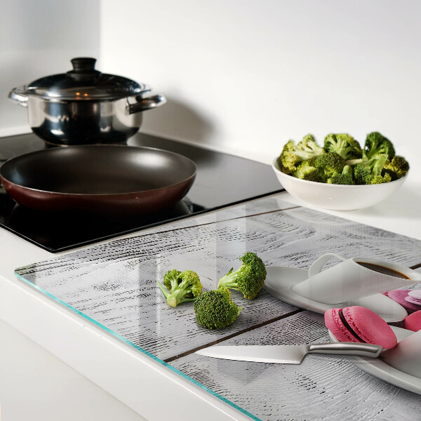 Üveg vágódeszka fényképpel Kávé és macarons egy fából készült háttéren