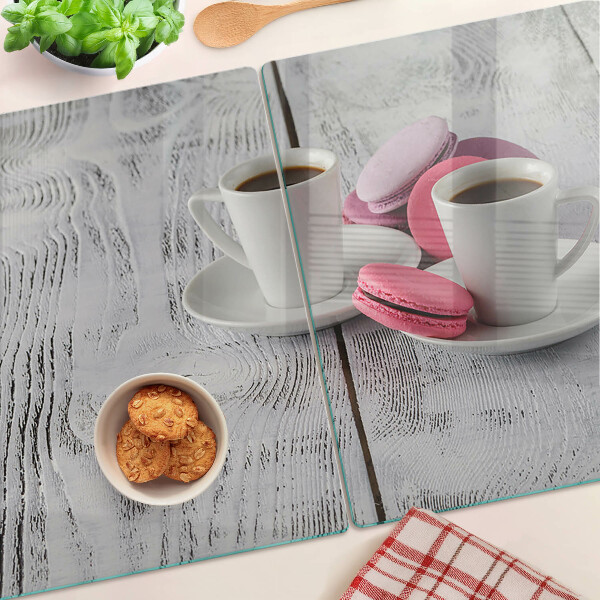 Üveg vágódeszka fényképpel Kávé és macarons egy fából készült háttéren