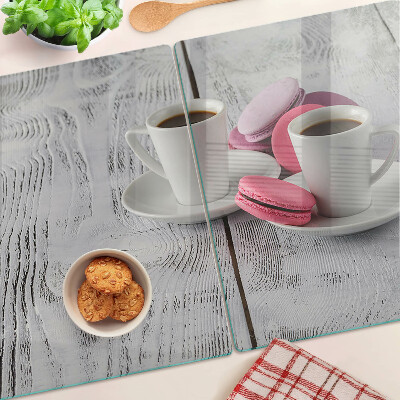 Üveg vágódeszka fényképpel Kávé és macarons egy fából készült háttéren