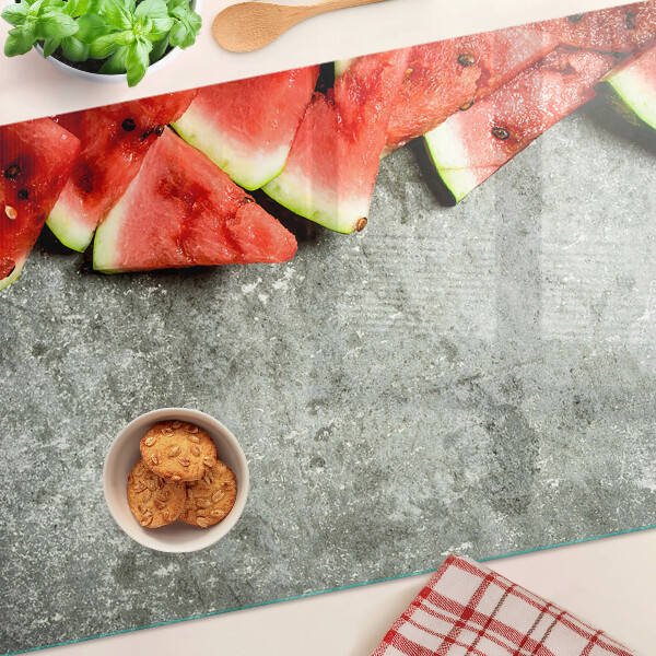 Üveg vágódeszka fényképpel Görögdinnye szeletek szürke háttéren