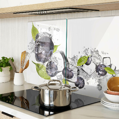 Üveg vágódeszka fényképpel Szilva levelekkel a vízben