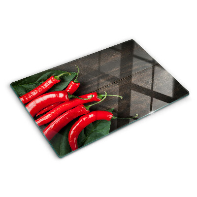 Edzett üveg vágódeszka Chili paprika fa háttéren
