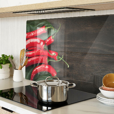 Edzett üveg vágódeszka Chili paprika fa háttéren