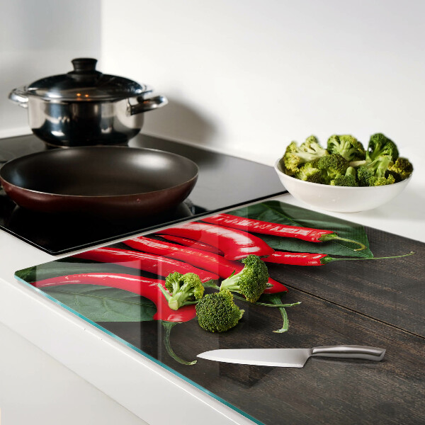 Edzett üveg vágódeszka Chili paprika fa háttéren