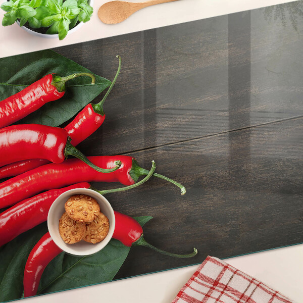 Edzett üveg vágódeszka Chili paprika fa háttéren