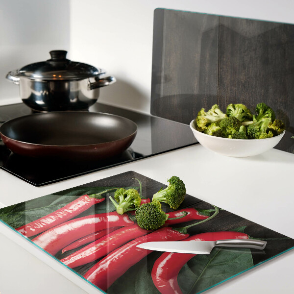 Edzett üveg vágódeszka Chili paprika fa háttéren