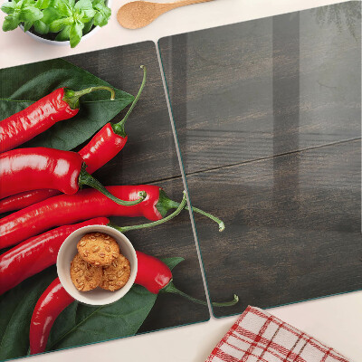 Edzett üveg vágódeszka Chili paprika fa háttéren