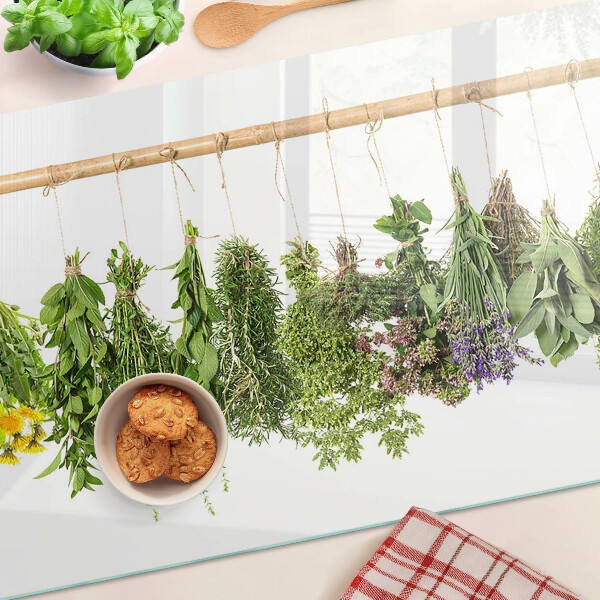 Üveg vágódeszka fényképpel Szárított gyógynövények egy madzagon