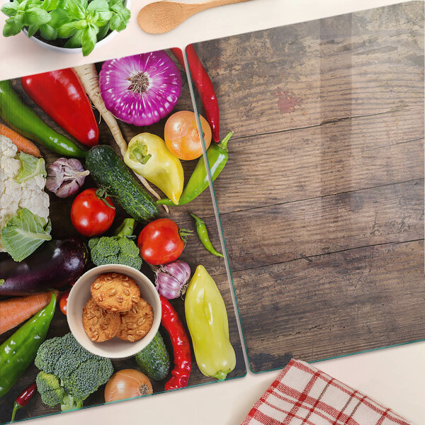 Edzett üveg vágódeszka Zöldségek fa háttéren