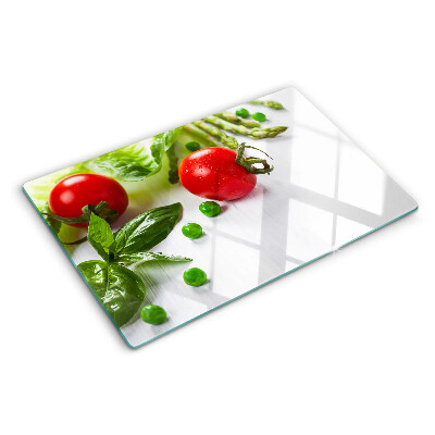 Üveg vágódeszka fényképpel Zöldségek egy fehér konyhapulton