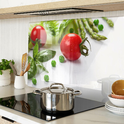 Üveg vágódeszka fényképpel Zöldségek egy fehér konyhapulton