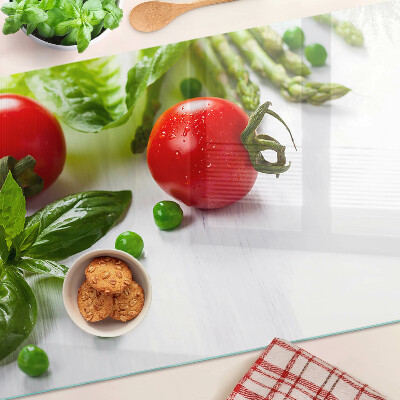 Üveg vágódeszka fényképpel Zöldségek egy fehér konyhapulton