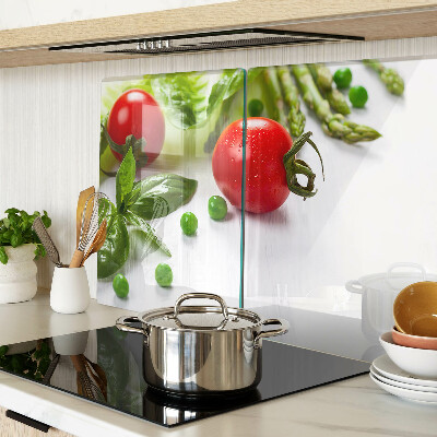 Üveg vágódeszka fényképpel Zöldségek egy fehér konyhapulton