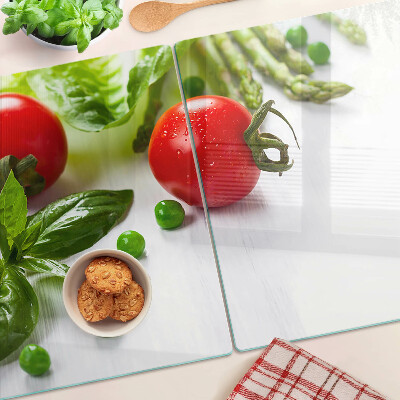 Üveg vágódeszka fényképpel Zöldségek egy fehér konyhapulton