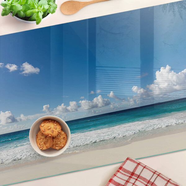 Üveg vágódeszka fényképpel Egy türkizkék vízzel és felhőkkel teli strand