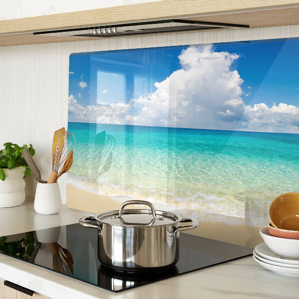 Edzett üveg vágódeszka Egy türkizkék vízzel és felhőkkel teli strand