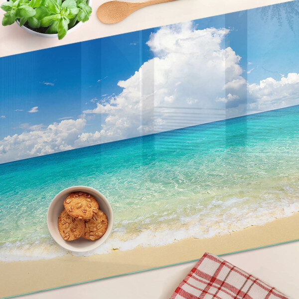 Edzett üveg vágódeszka Egy türkizkék vízzel és felhőkkel teli strand