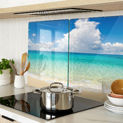 Edzett üveg vágódeszka Egy türkizkék vízzel és felhőkkel teli strand