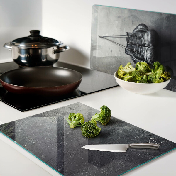 Üveg vágódeszka Egy fotel minimalista belső térben