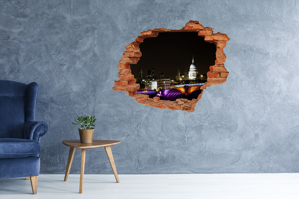 Fali matrica lyuk a falban London éjszakai látképe egy lyukon keresztül a falon