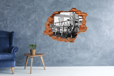 Fali matrica lyuk a falban Egy kerékpár a városi rakparton