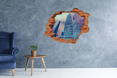 Fali matrica lyuk a falban Modern város egy lyukon keresztül a falon