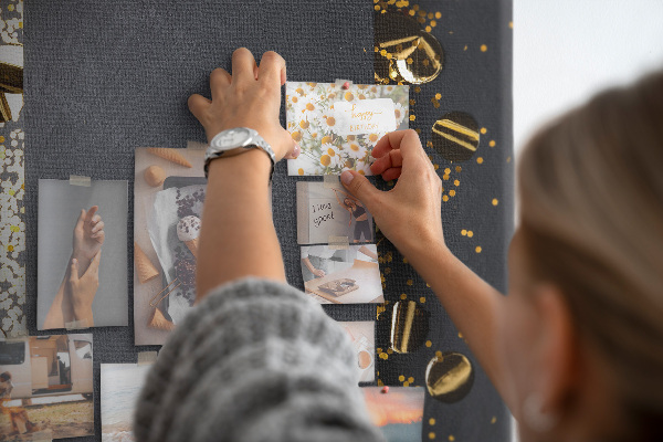 Parafa üzenőtábla Arany és ezüst díszítések fekete háttéren