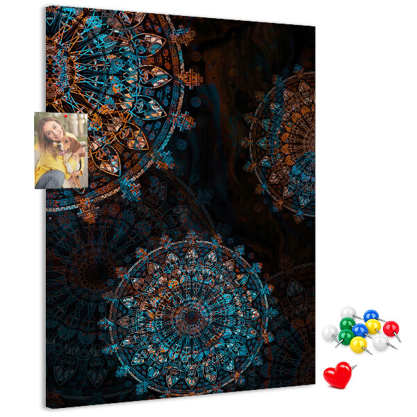 Fali parafa üzenőtábla Bonyolult mandala minták sötét háttér előtt
