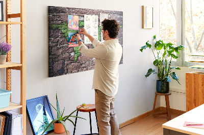 Színes parafatábla Zöld világtérkép egy kőfalon
