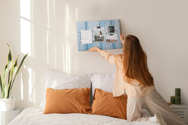 Színes parafatábla Stílusos HOME felirat kék háttérrel.