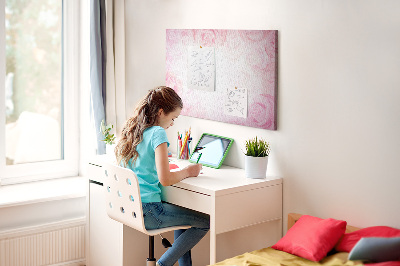 Nagy parafatábla Finom rózsaszín rózsák a háttérben.