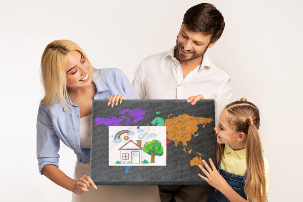 Színes parafatábla Színes világtérkép sötét háttér előtt
