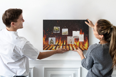 Színes parafatábla Égő tüzek a grillrács hátterében