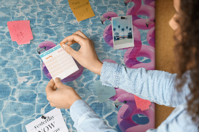 Színes parafatábla Rózsaszín flamingók a kék víz ellen