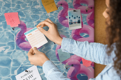 Színes parafatábla Rózsaszín flamingók a kék víz ellen