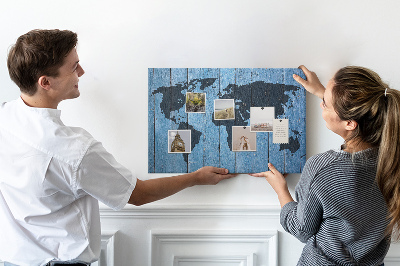Színes parafatábla Világtérkép egy fából készült háttéren