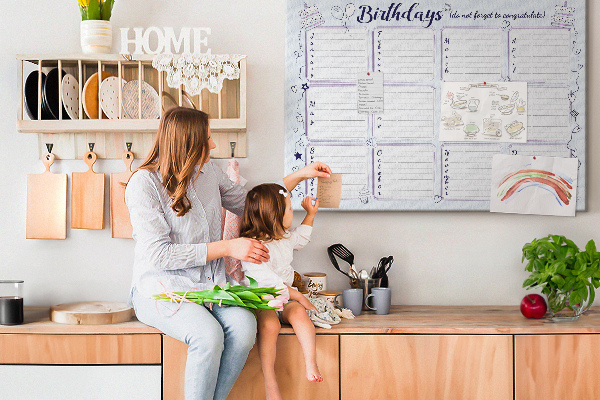 Színes parafatábla Születésnapi naptár színes díszítésekkel