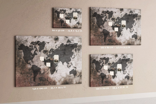 Színes parafatábla Egy rozsdás világtérkép beton háttér előtt