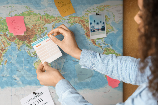 Nagy parafatábla Világtérkép színes kontinensekkel.