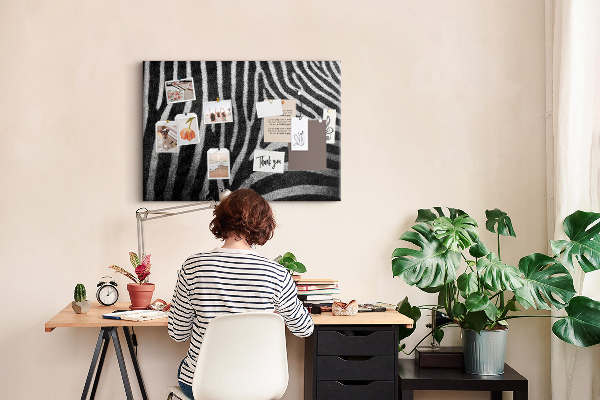 Színes parafatábla Fekete-fehér zebra csíkok a háttérben.