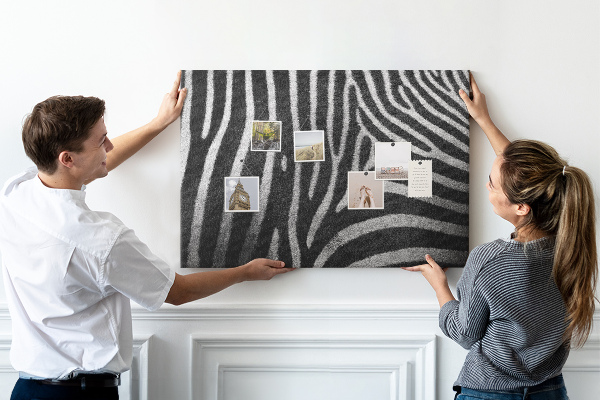 Színes parafatábla Fekete-fehér zebra csíkok a háttérben.